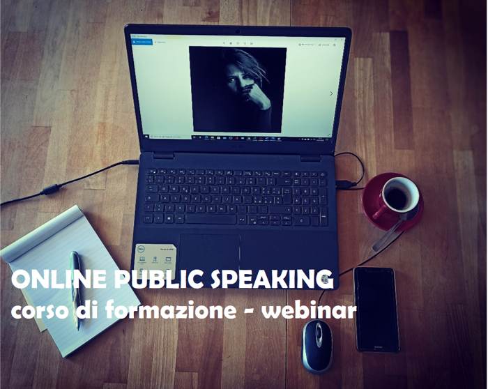 Computer portatile su una scrivania con la scritta Online Public Speaking, corso di formazione e webinar